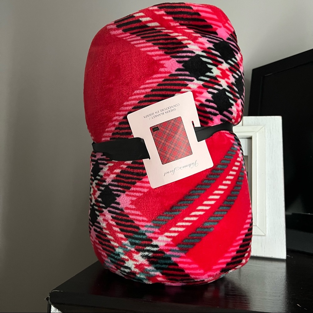 NEW SHERPA BLANKET VICTORIA’S SECRET
